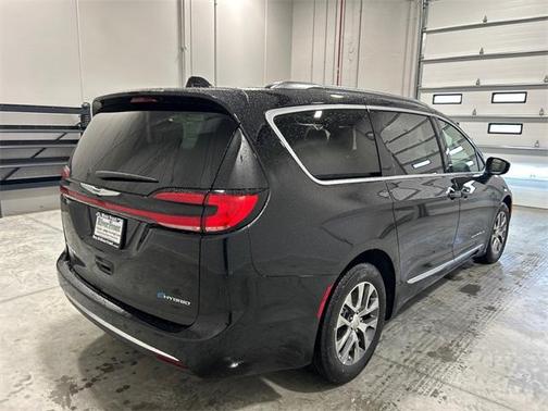 2025 Chrysler Pacifica Hybrid Pinnacle