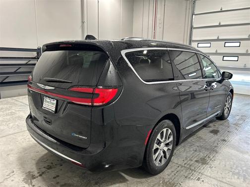 2025 Chrysler Pacifica Hybrid Pinnacle