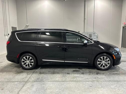 2025 Chrysler Pacifica Hybrid Pinnacle