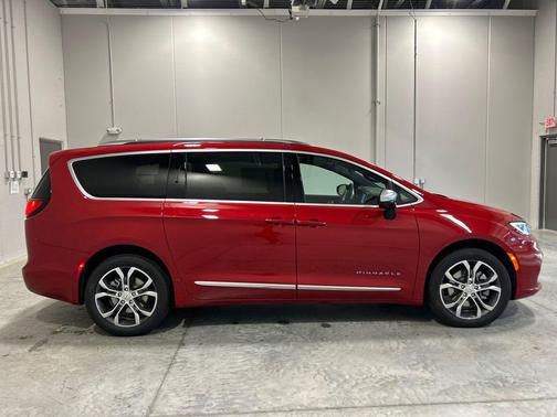 Red Hot Pearlcoat 2026 Chrysler Pacifica L