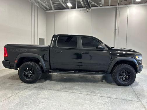 Diamond Black Crystal Pearlcoat 2025 RAM 1500 RHO Crew Cab 4x4 5'7' Box