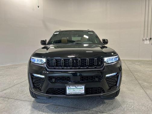 Diamond Black Crystal Pearlcoat 2026 Jeep Grand Cherokee L Summit