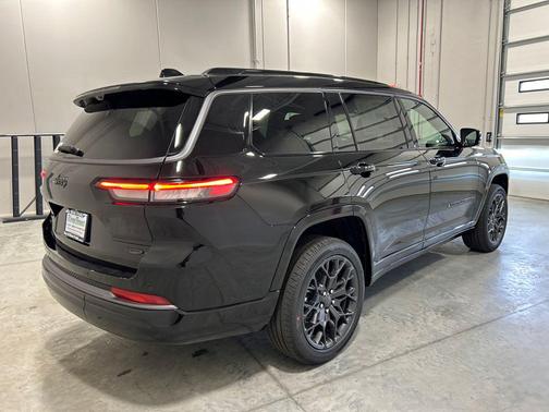 Diamond Black Crystal Pearlcoat 2026 Jeep Grand Cherokee L Summit