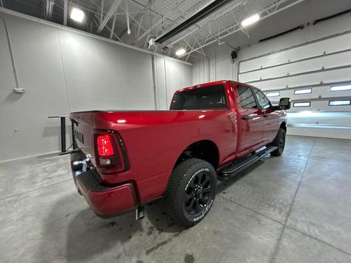Molten Red Pearlcoat 2026 RAM 2500 Big Horn Crew Cab 4x4 6'4' Box