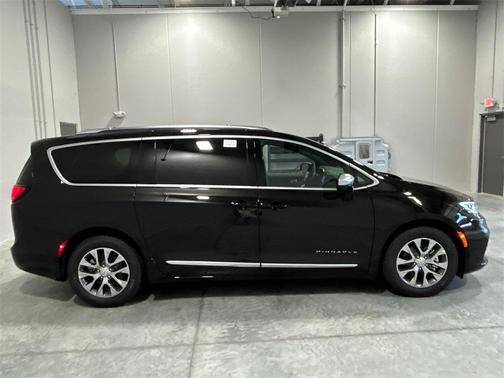 2025 Chrysler Pacifica Hybrid Pinnacle