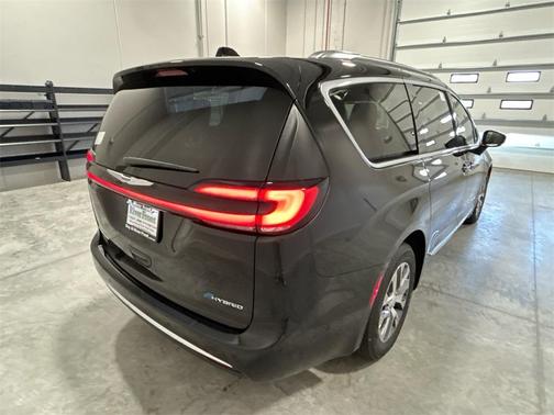 2025 Chrysler Pacifica Hybrid Pinnacle
