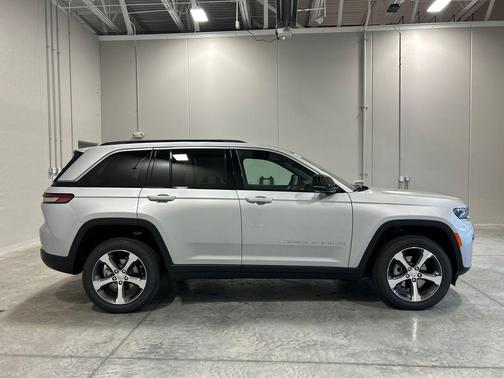 Silver Zynith 2026 Jeep Grand Cherokee Limited