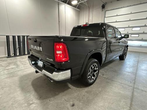 Diamond Black Crystal Pearlcoat 2025 RAM 1500 Laramie