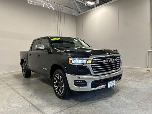 Diamond Black Crystal Pearlcoat 2025 RAM 1500 Laramie