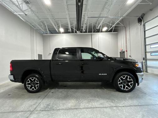 Diamond Black Crystal Pearlcoat 2025 RAM 1500 Laramie