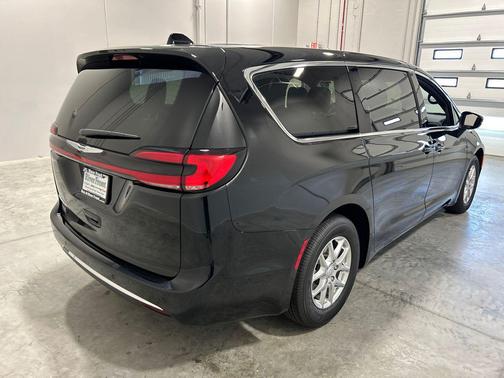 Diamond Black Crystal Pearlcoat 2025 Chrysler Pacifica L