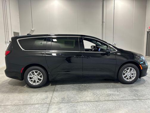 Diamond Black Crystal Pearlcoat 2025 Chrysler Pacifica L