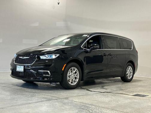 Diamond Black Crystal Pearlcoat 2025 Chrysler Pacifica L