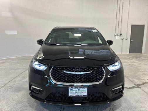 Diamond Black Crystal Pearlcoat 2025 Chrysler Pacifica L