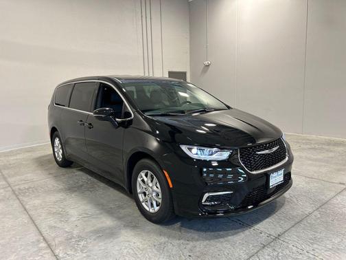 Diamond Black Crystal Pearlcoat 2025 Chrysler Pacifica L