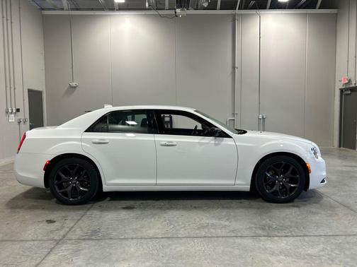 Bright White Clearcoat 2022 Chrysler 300 Touring