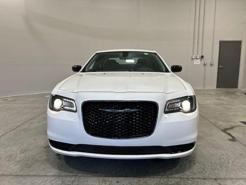 Bright White Clearcoat 2022 Chrysler 300 Touring