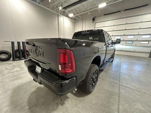 Diamond Black Crystal Pearlcoat 2026 RAM 2500 Big Horn