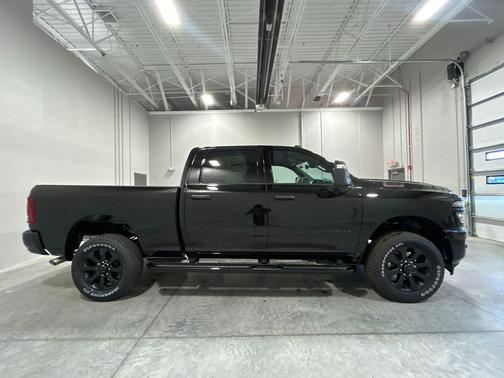 Diamond Black Crystal Pearlcoat 2026 RAM 2500 Big Horn