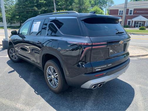 Mosaic Black Metallic 2024 Chevrolet Traverse LT