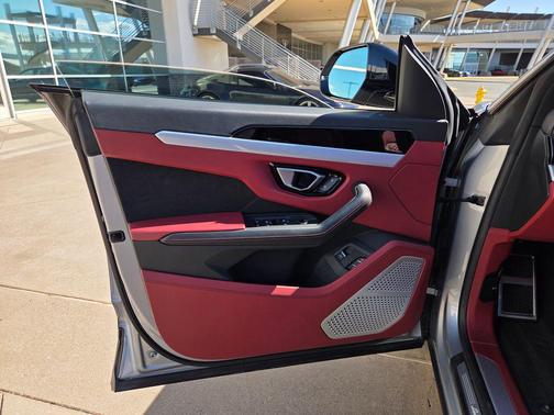 2022 Lamborghini Urus Graphite Capsule