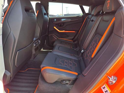 Arancio Egon Metallic 2025 Lamborghini Urus SE