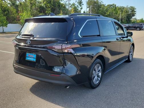 2023 Toyota Sienna XLE