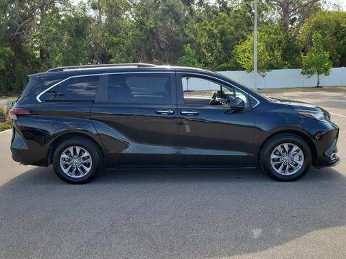 2023 Toyota Sienna XLE