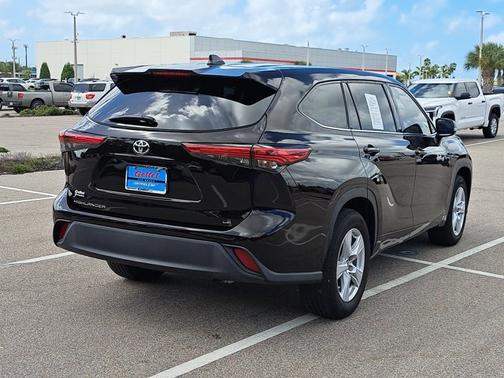 2022 Toyota Highlander LE