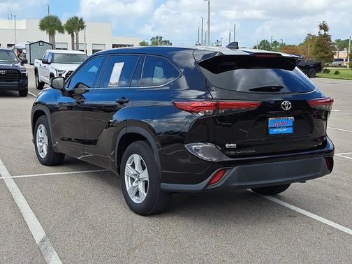 2022 Toyota Highlander LE