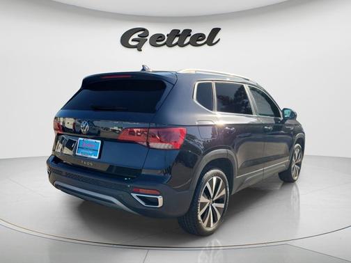 Deep Black Pearl 2024 Volkswagen Taos SE