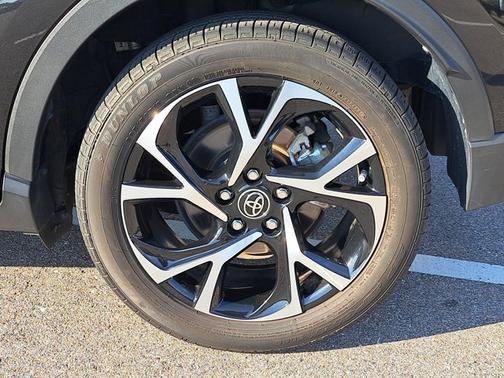 2022 Toyota C-HR XLE