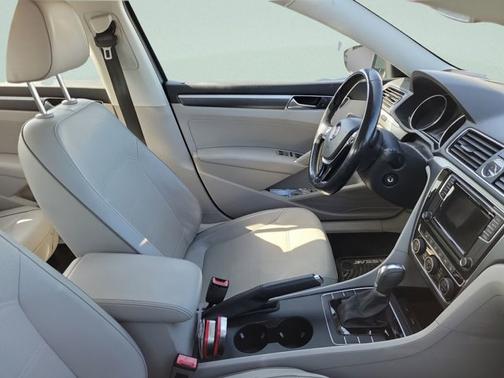 Platinum Gray Metallic 2017 Volkswagen Passat R-Line w/Comfort Pkg