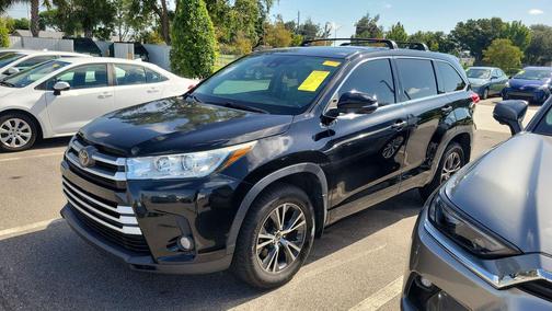 Midnight Black Metallic 2017 Toyota Highlander LE Plus