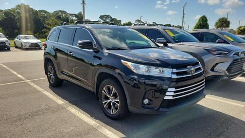 Midnight Black Metallic 2017 Toyota Highlander LE Plus
