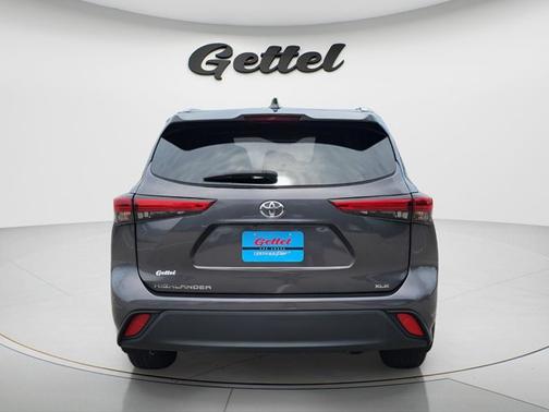Magnetic Gray Metallic 2023 Toyota Highlander XLE