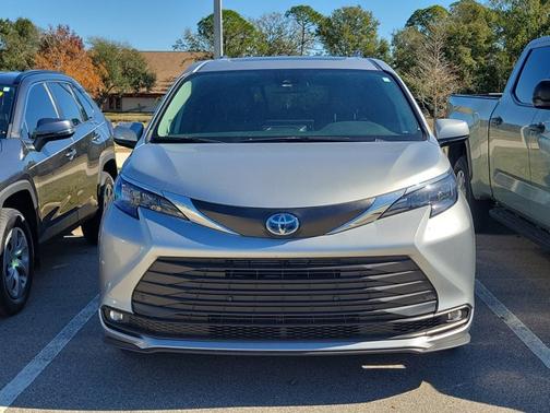 2025 Toyota Sienna XLE