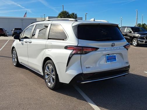 2024 Toyota Sienna Platinum