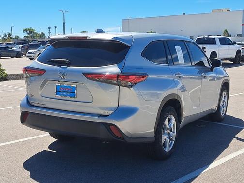 2021 Toyota Highlander LE