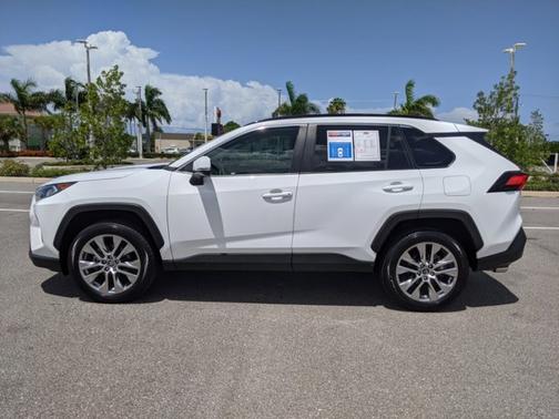 Photo 3 of 31 of 2020 Toyota RAV4 XLE Premium