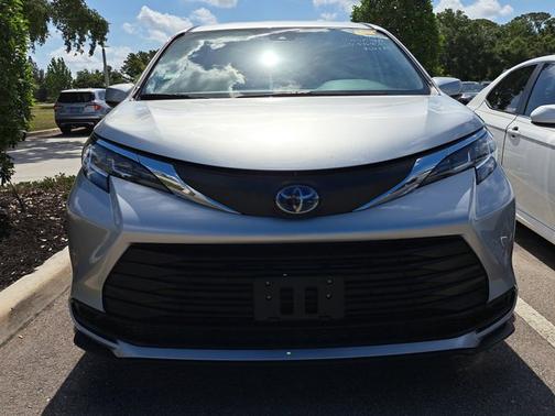 2021 Toyota Sienna LE 8 Passenger