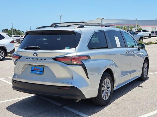 2021 Toyota Sienna LE 8 Passenger