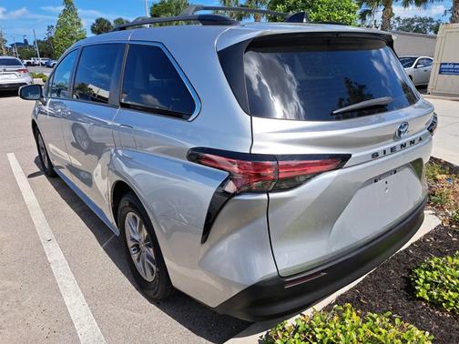 2021 Toyota Sienna LE 8 Passenger