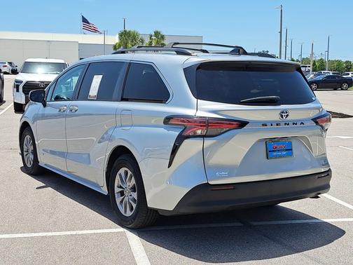 2021 Toyota Sienna LE 8 Passenger