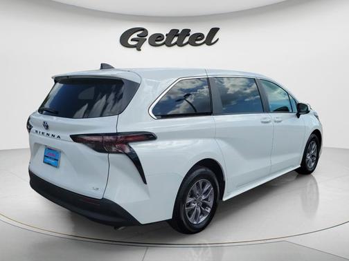 2025 Toyota Sienna LE