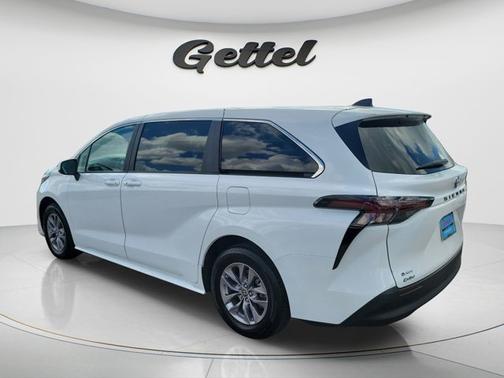 2025 Toyota Sienna LE