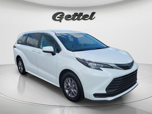 2025 Toyota Sienna LE