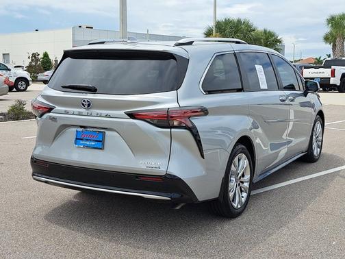 2024 Toyota Sienna Platinum