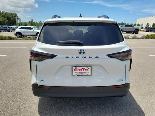 2023 Toyota Sienna XLE