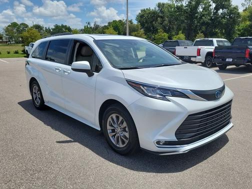 2023 Toyota Sienna XLE